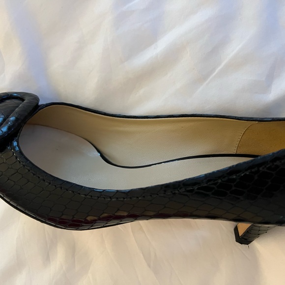 Kate Spade black “Lizard” kitten heel shoe - Picture 3 of 6